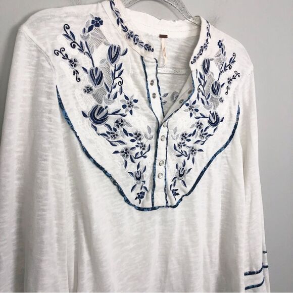 FREE PEOPLE | Sundance Kid White Blue Embroidered Henley Top Women’s Size Small - Picture 5 of 13